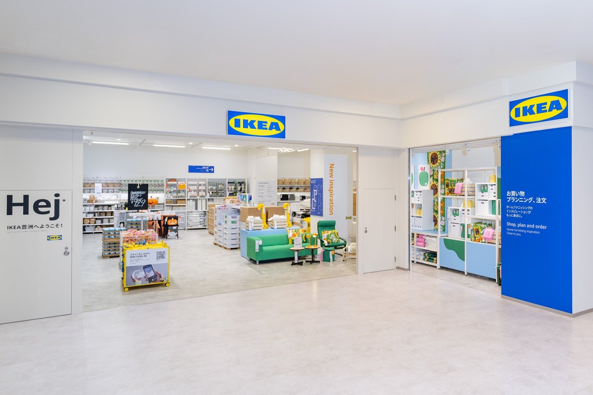 IKEA豊洲の入口。「Hej」の壁とIKEAのサイン