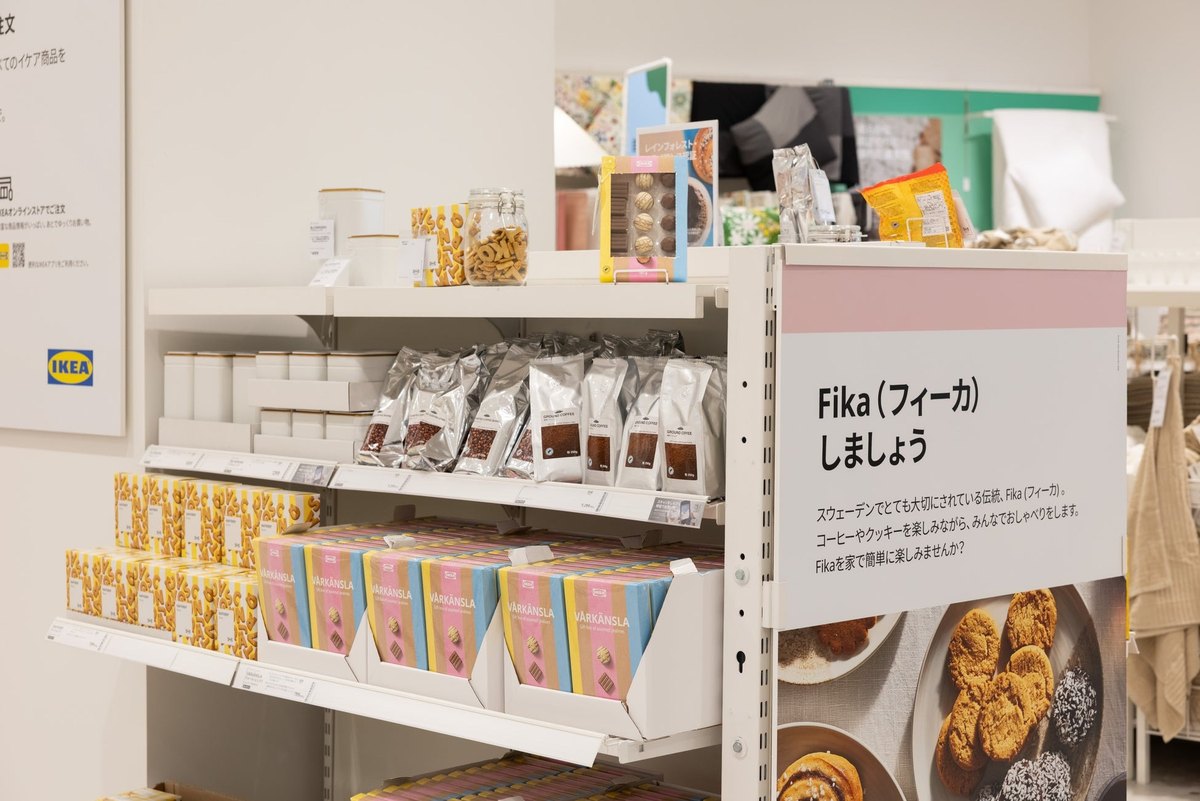 IKEA豊洲のスウェーデンフードマーケット。「Fika しましょう」のPOPとお菓子の棚