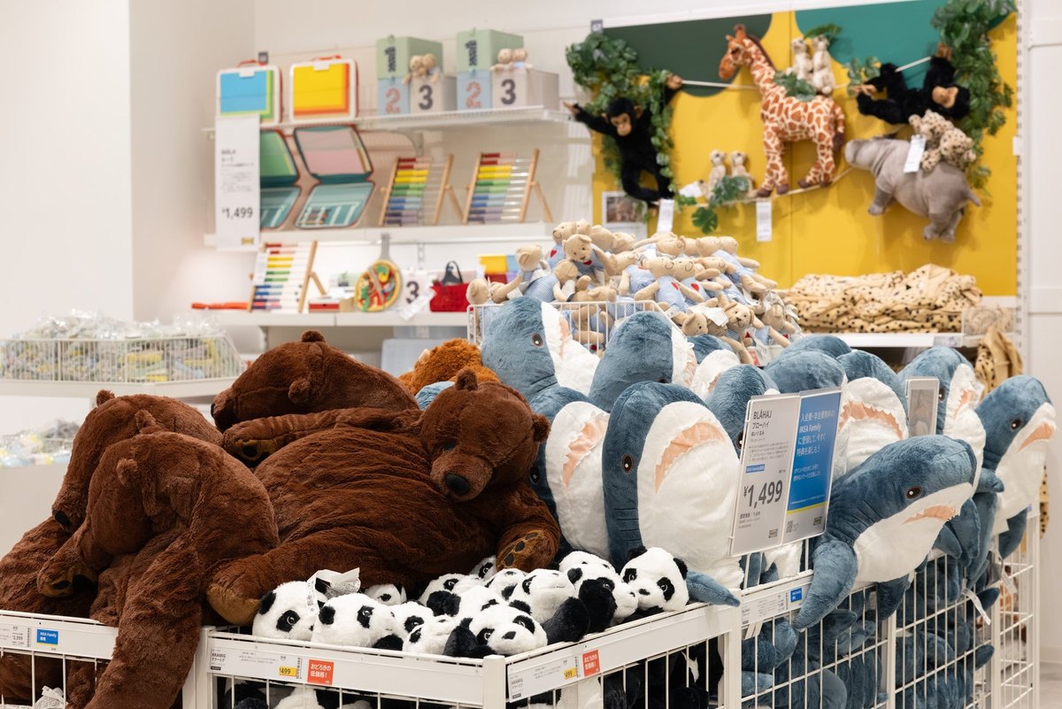 IKEA豊洲のソフトトイ売り場。サメやクマのぬいぐるみが並び、1,499円の値札が出ている