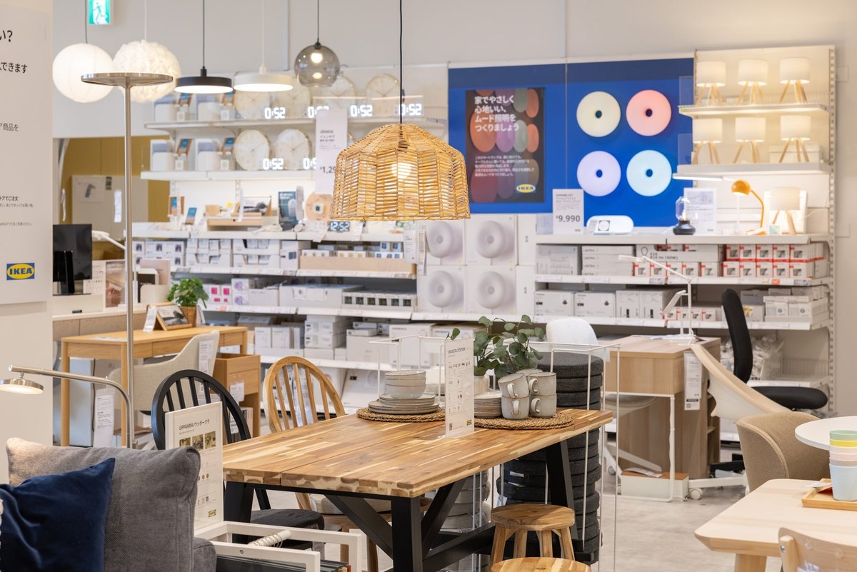 IKEA豊洲のキッチン・食器ゾーン。ダイニングテーブルとペンダントライト、食器の棚