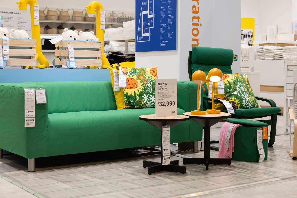 IKEA豊洲のリビングコーナー。緑のソファとクッション、テーブルランプ