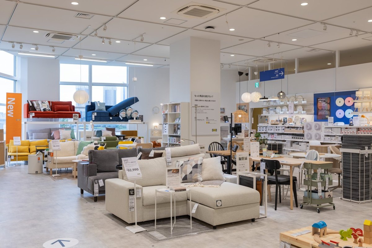 IKEA豊洲の店内全景。ソファやテーブルの展示が並ぶ