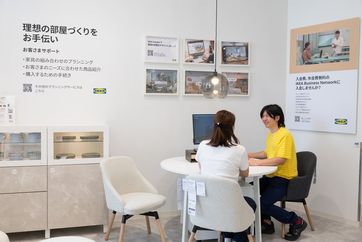 IKEA豊洲のプランニングカウンター。スタッフと客がモニターを見ながら相談している