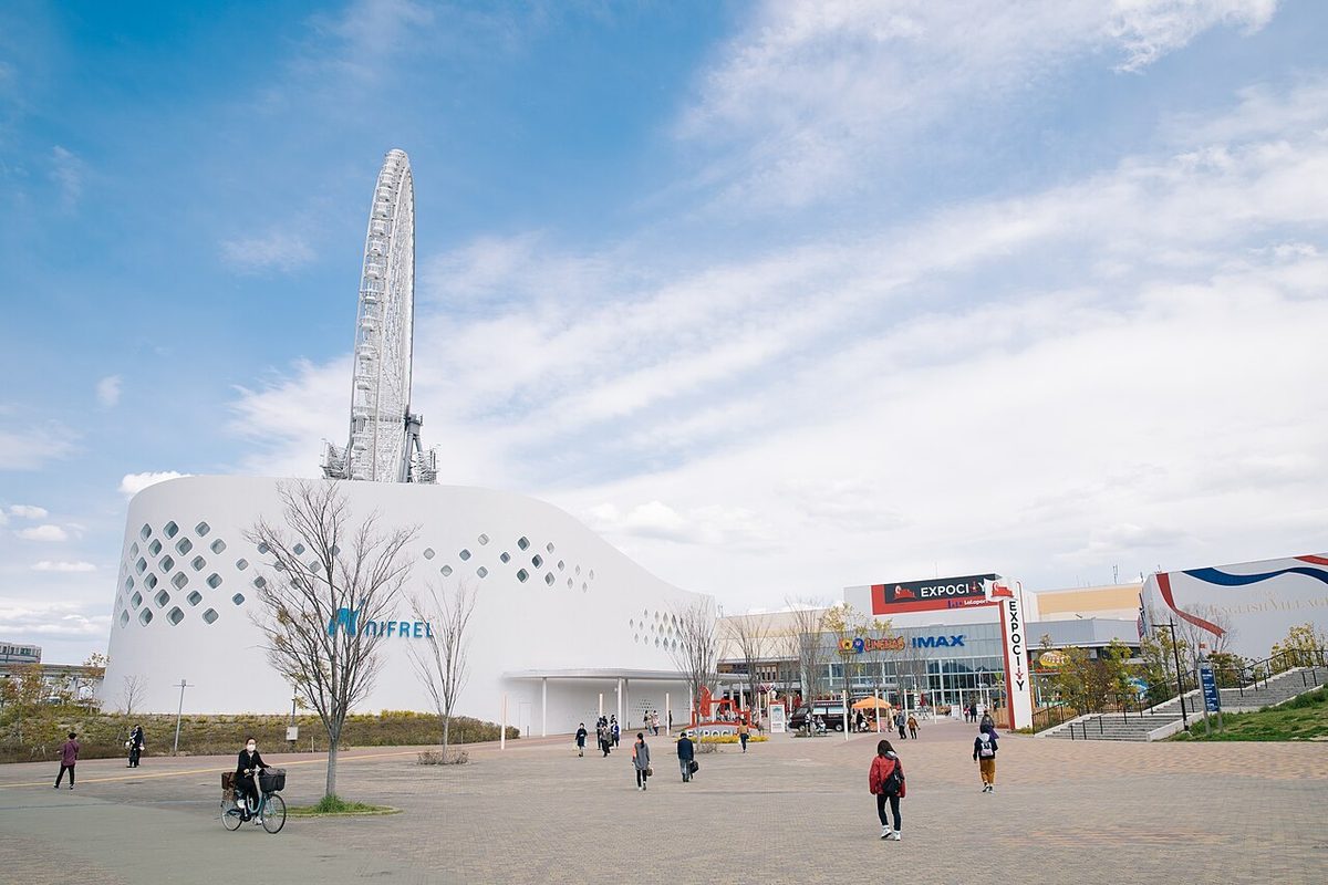 ららぽーとEXPOCITYの敷地。水族館ニフレルと観覧車オオサカホイール