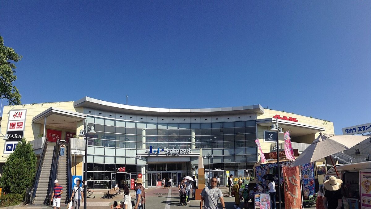 ららぽーと甲子園の正面入口。阪神甲子園球場のとなりに建つ