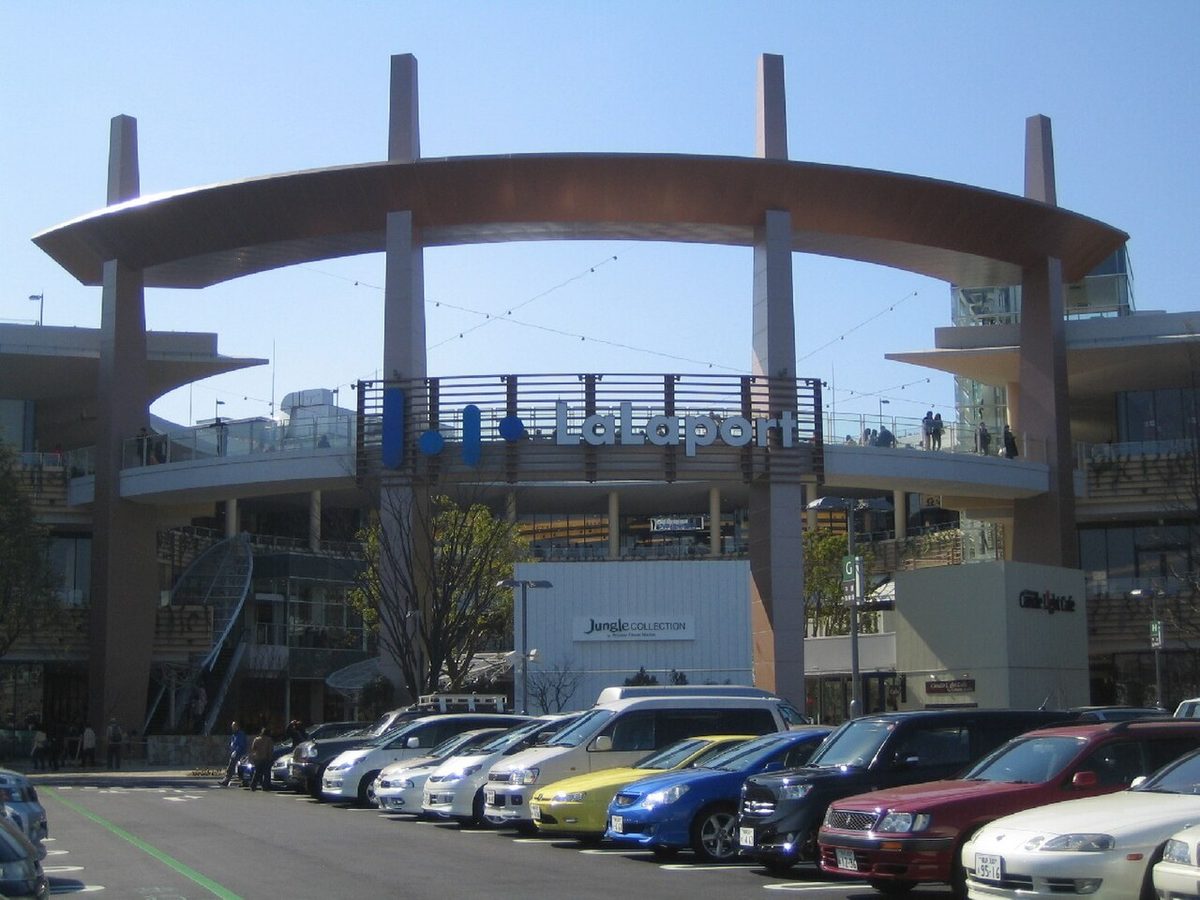 ららぽーと横浜のエントランス。鴨居駅から徒歩7分