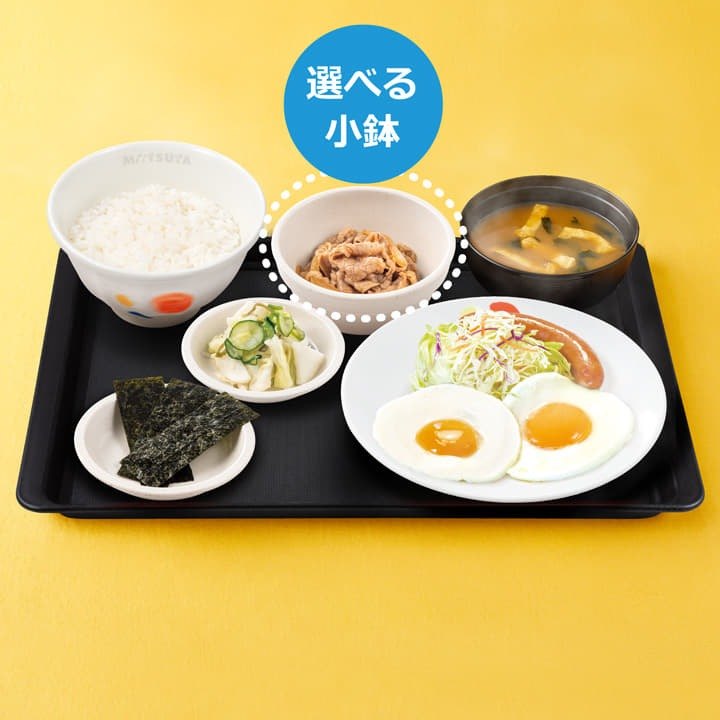 松屋のソーセージエッグW定食。ごはん、みそ汁、選べる小鉢、のり、目玉焼き2つ、ソーセージ