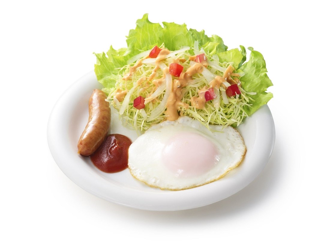 朝モスのプレート。ソーセージ、目玉焼き、サラダ