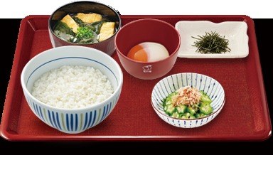 なか卯のまぜのっけごはん朝食。ごはん、みそ汁、生卵、のり、小鉢