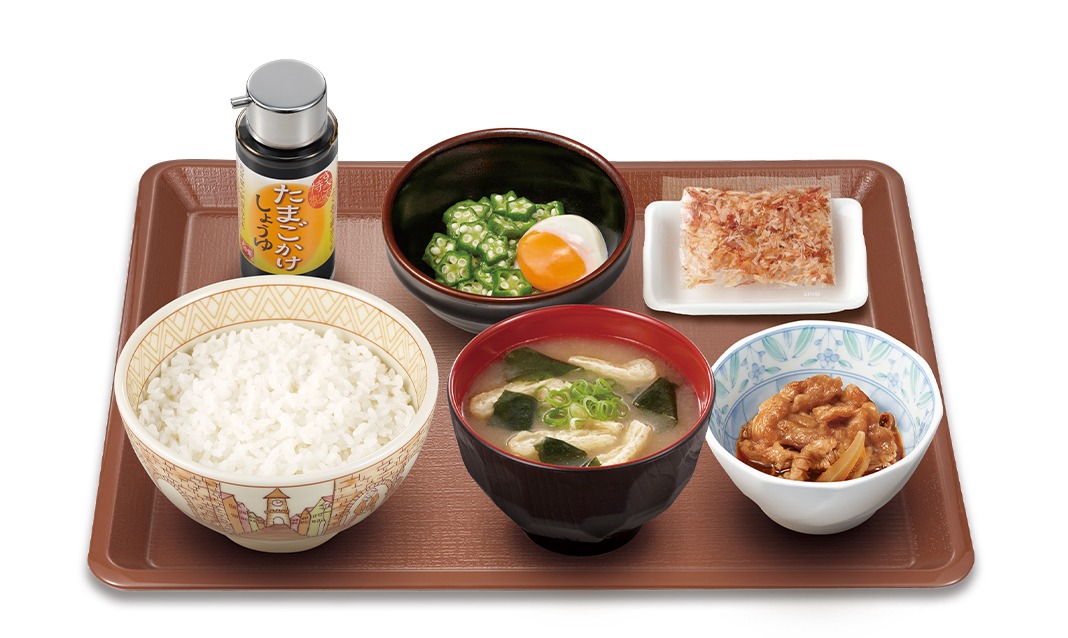 すき家のまぜのっけ朝食。ごはん、みそ汁、納豆、小鉢、とろろ