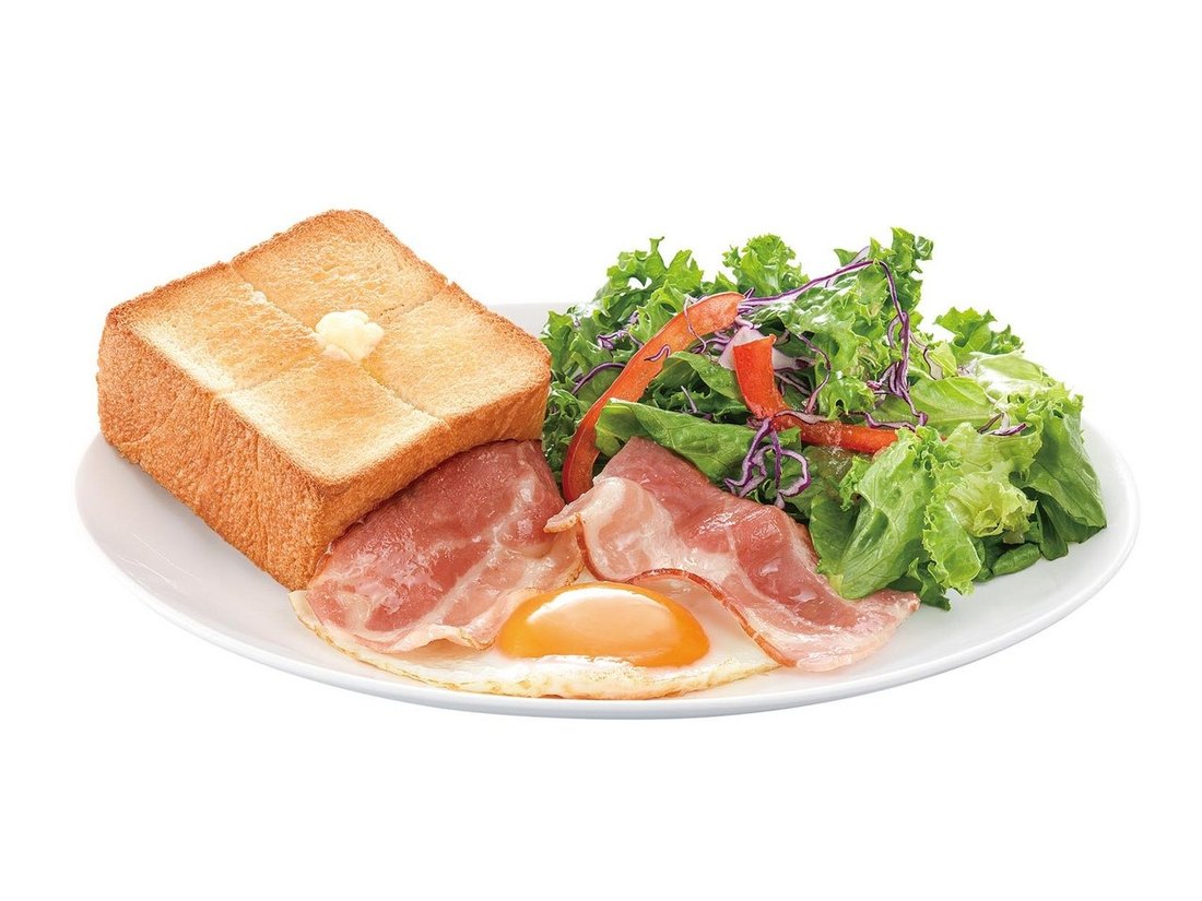 上島珈琲店のベーコンエッグ＆厚切りバタートースト。ベーコン、目玉焼き、サラダ、厚切りトースト