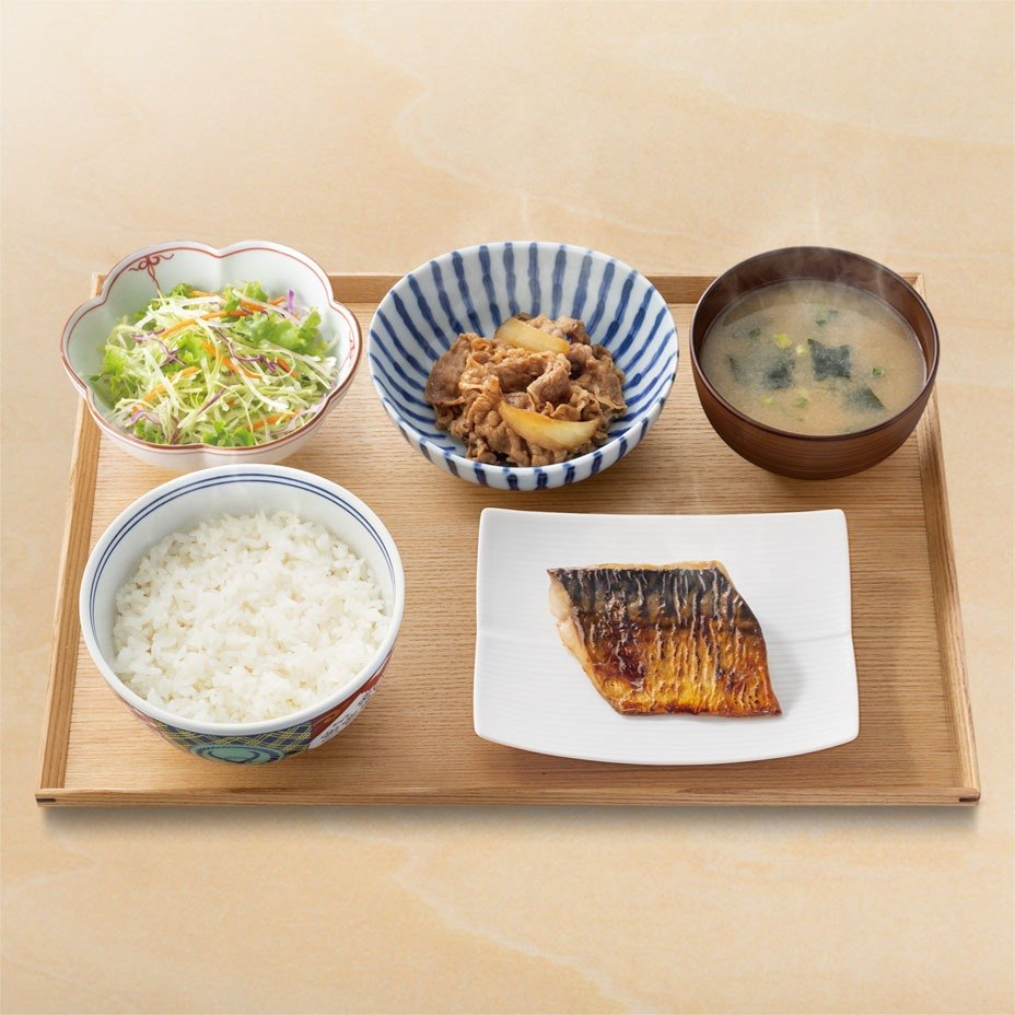 吉野家の塩さば牛小鉢定食。ごはん、みそ汁、塩さば、牛小鉢、生野菜