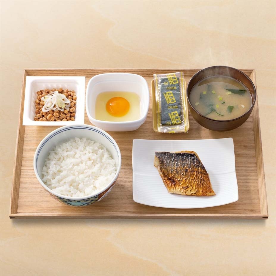 吉野家の塩さば特朝定食。ごはん、みそ汁、塩さば、生玉子、納豆、のり