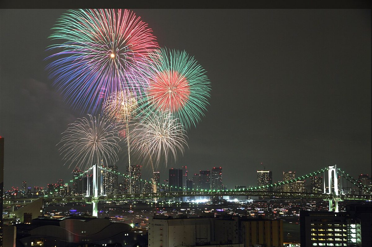 東京湾の夜空。噴水とドローンが連動するショーはこの水面の上で行われる