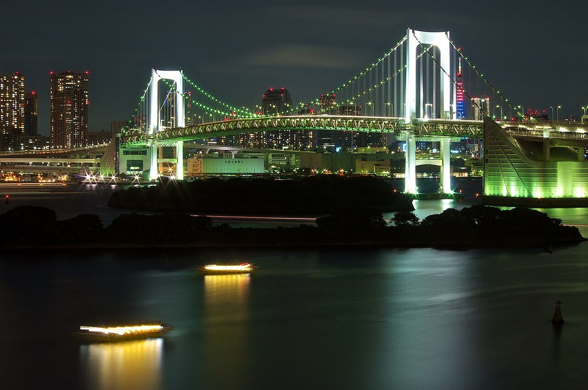 お台場のレインボーブリッジ。ドローンショーはこの空を背景に上がる