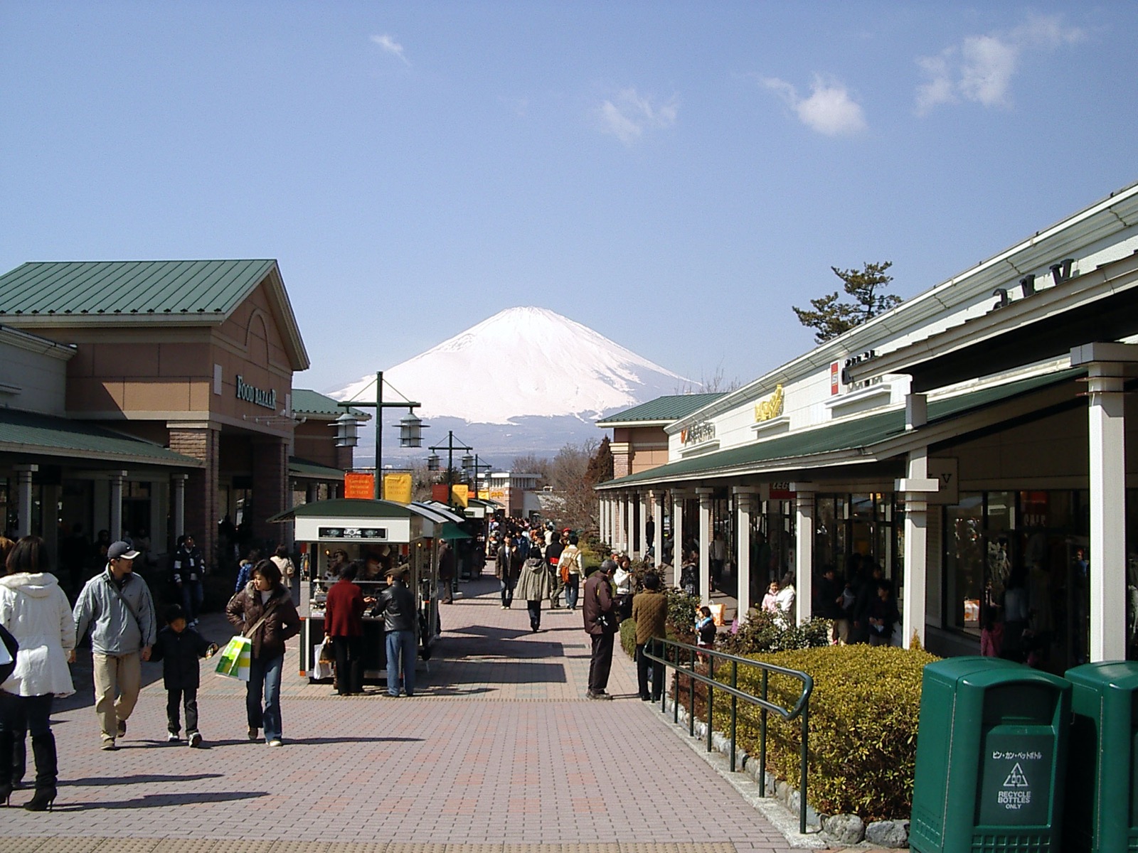 御殿場プレミアム・アウトレット。富士山を望むアメリカの街並み型アウトレットで、全ショッピングセンターの売上日本一