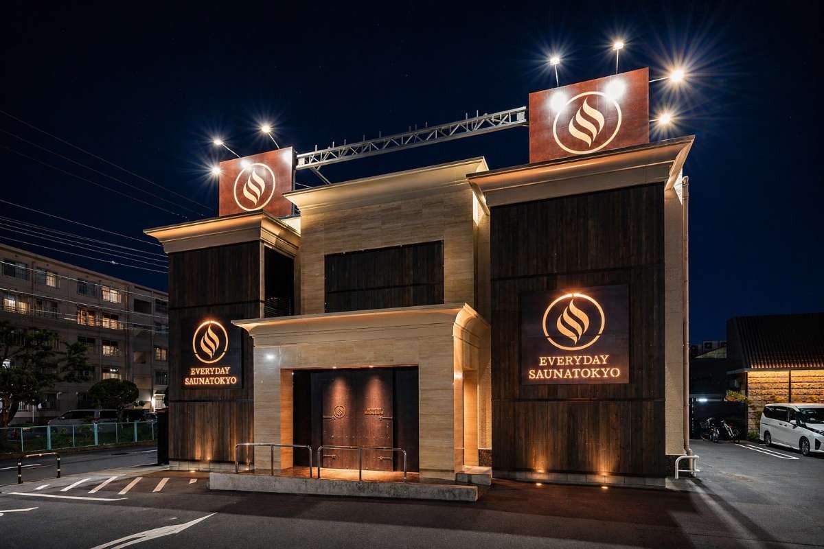 毎日サウナ東京 幕張店の夜の外観。EVERYDAY SAUNA TOKYO の看板