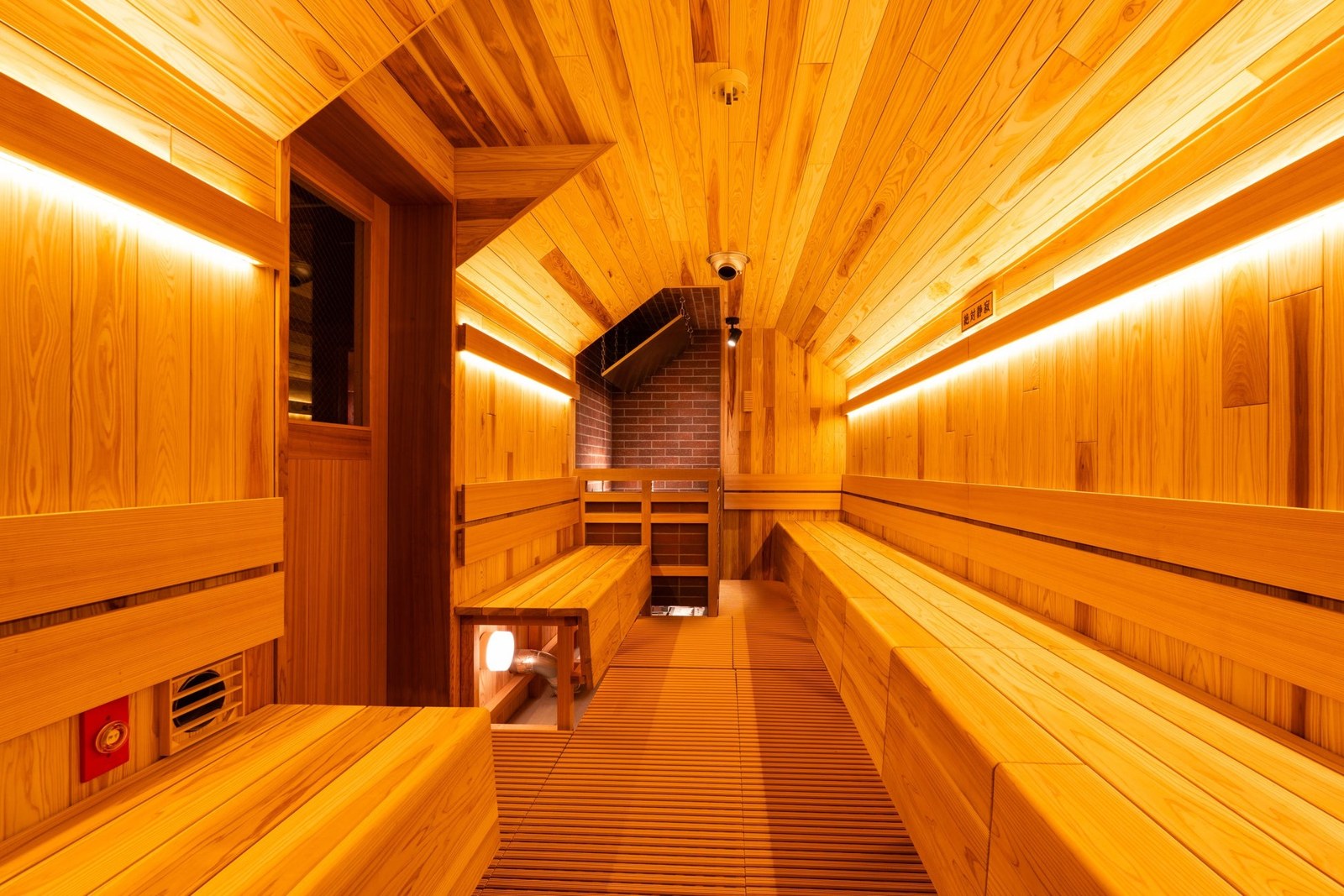 SHIAGARU SAUNA 神田×秋葉原店のサウナ室。明るい木のベンチが並ぶ