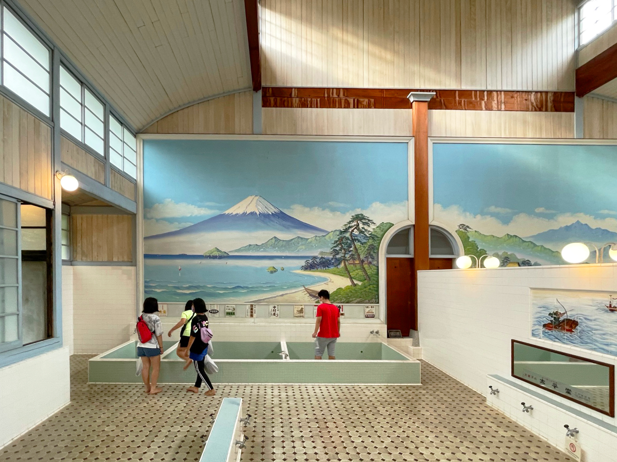 富士山の壁画がある銭湯の浴室。2026年は銭湯を再生した新店も出た
