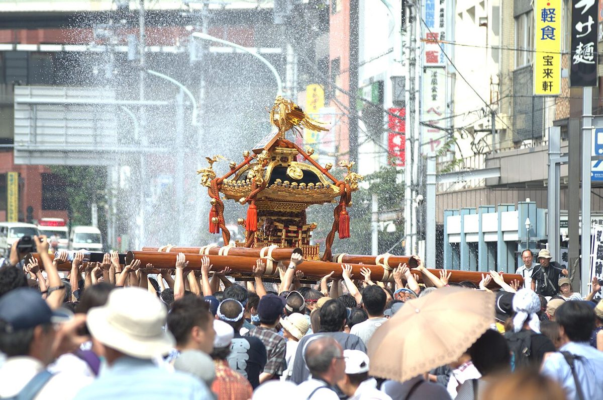 門前仲町を進む深川八幡祭りの神輿連合渡御