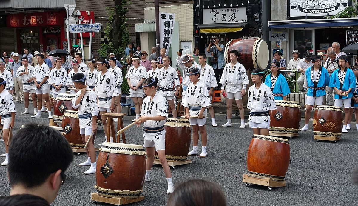 深川八幡祭りで和太鼓を打つ揃いの法被の担ぎ手たち