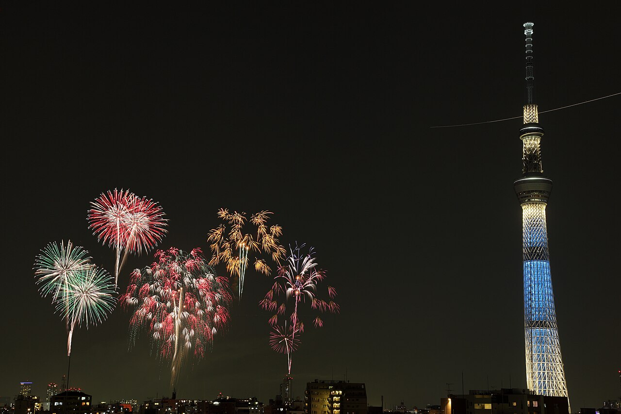夏の東京の夜空を彩る大輪の花火